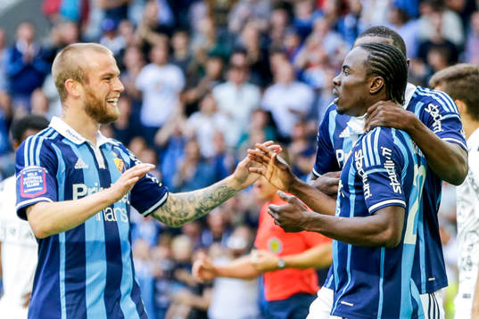 Djurgårdens Alexander Faltsetas gratulerar Sam Johnson