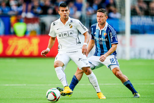 Häckens Paulo de Oliveira och Djurgårdens Kerim Mrabti