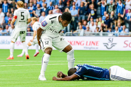 Häckens Mohammed Abubakari irriterad