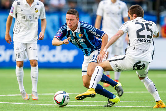 Djurgårdens Kerim Mrabti och Häckens Egzon Binaku
