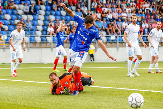 Malmö FFs målvakt Johan Wiland räddar målchans från