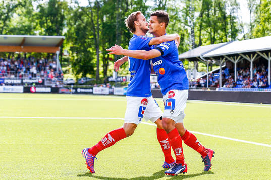 tvidabergs Månz Karlsson och Mauricio Albornoz firar