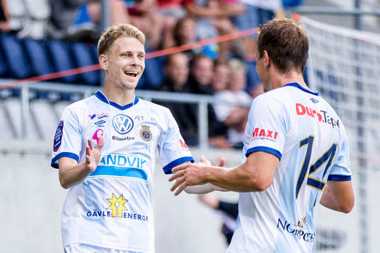 Gefles Johan Bertilsson firar med Jens Portin