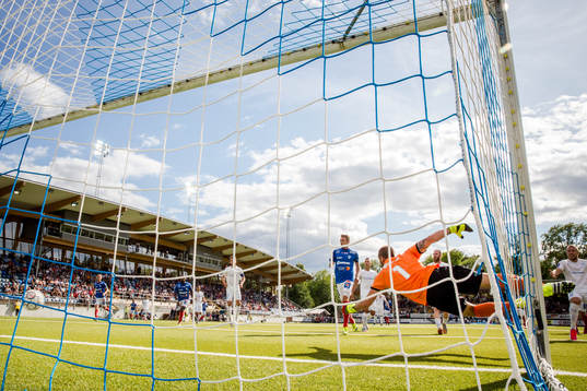 Åtvidabergs Mauricio Albornoz , ej i bild, gör 2-0 bakom