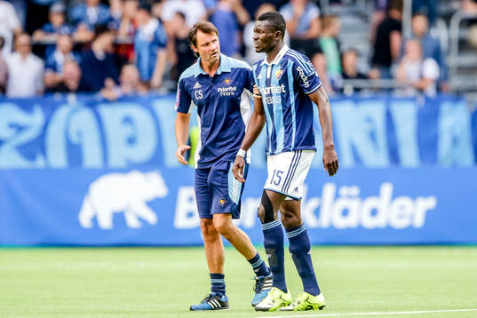 Djurgårdens Omar Colley lämnar planen skadad