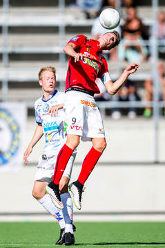 Falkenbergs Gustaf Nilsson i en nickduell med Gefles Martin