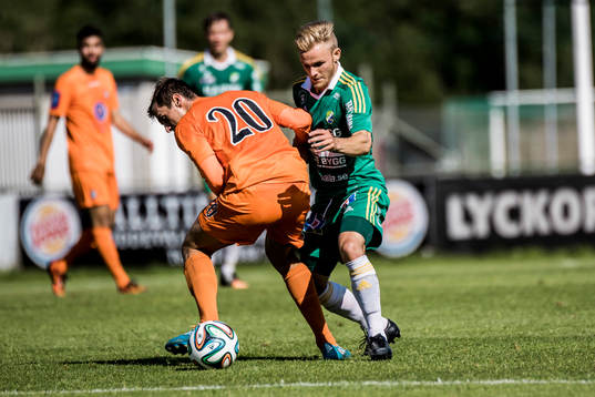 Athletics Filip Rogic före Ljungskiles Niclas Andersén