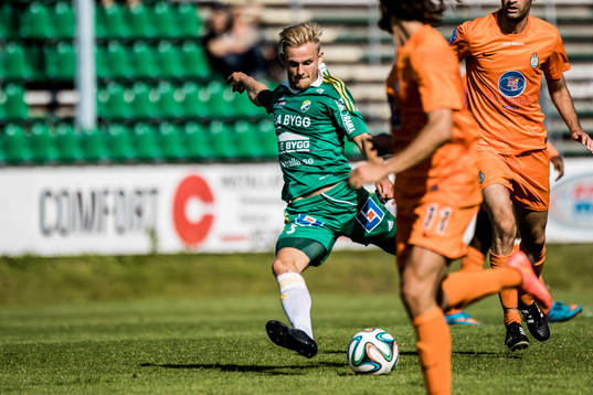 Ljungskiles Niclas Andersén  skjuter