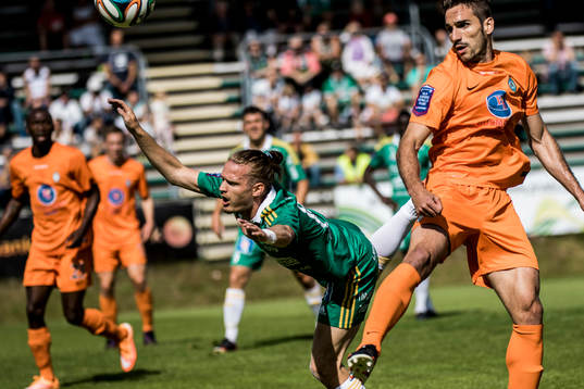 Ljungskiles Jonas Lindberg faller i straffområdet