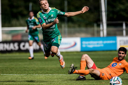 Ljungskiles Jakob Olsson blir tacklad av Athletics Rabi Elia
