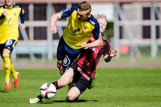 Ängelholms Piotr Johansson blir tacklad av Brommapojkarnas