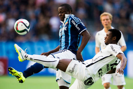 Djurgårdens Nyasha Mushekwi i kamp om bollen med Häckens