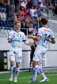 Gefles Johan Bertilsson gör 1-0 och gratuleras av Jens