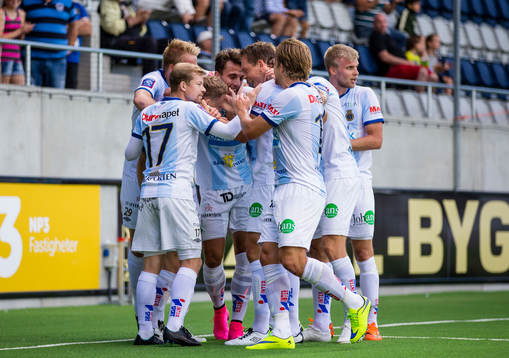 Gefles Johan Bertilsson gör 1-0 och gratuleras av
