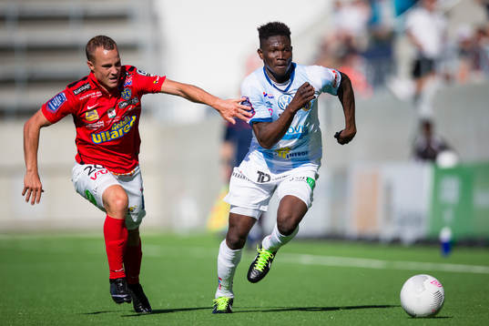 Gefles Kvame Bonsu  jagas av Falkenbergs Carl Wede