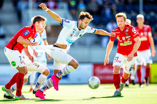 Situation där Falkenbergs Johannes Vall tilldelas gult kort