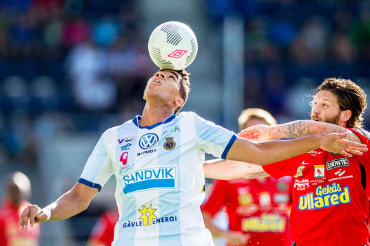 Gefles Emil Bellander i en kamp om bollen med Falkenbergs