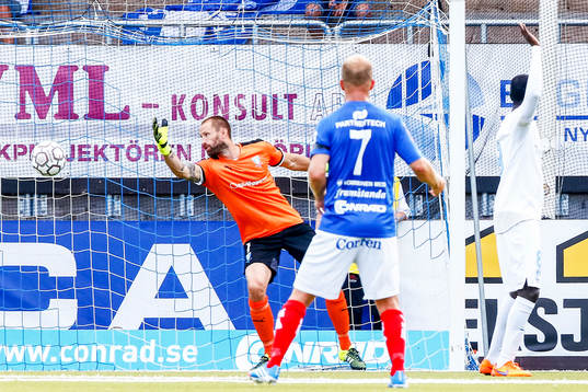 Malmö FFs målvakt Johan Wiland lyckas inte rädda
