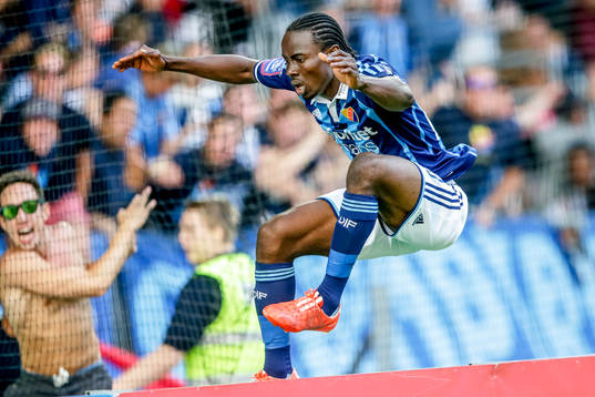 Djurgårdens Sam Johnson firar ledningsmålet 2-1 genom att