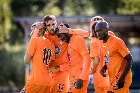 Athletics Chidi Omeje (mitten) har gjort 0-2 och jublar med