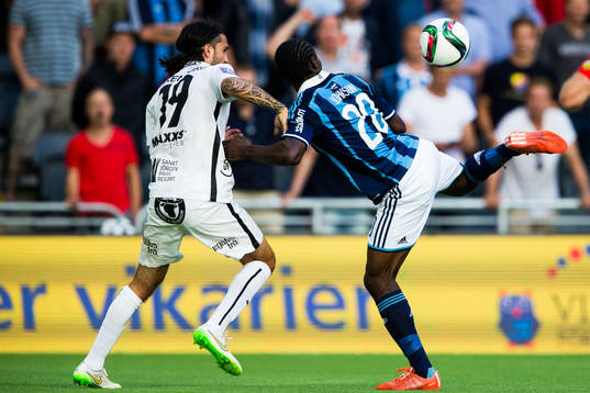Djurgårdens Sam Johnson klackar bollen över Häckens