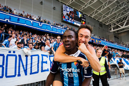 Djurgårdens Sam Johnson firar sitt 2-1 mål med publiken
