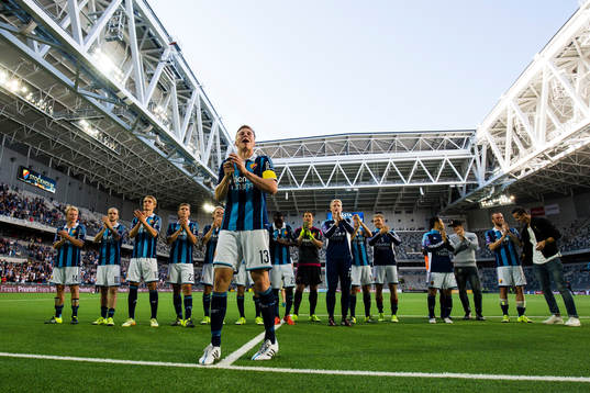 Djurgårdens Emil Bergström och hans medspelare firar