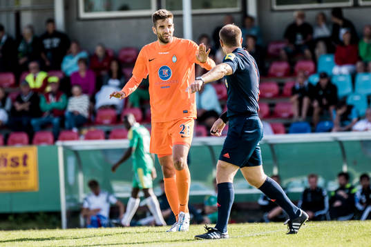 Athletics Uros Delic pratar med domare Patrik Eriksson