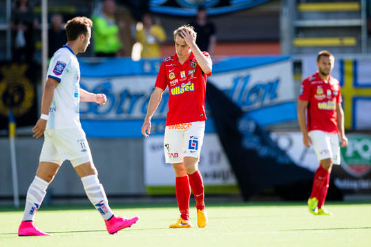 Falkenbergs Adam Eriksson ser deppig ut