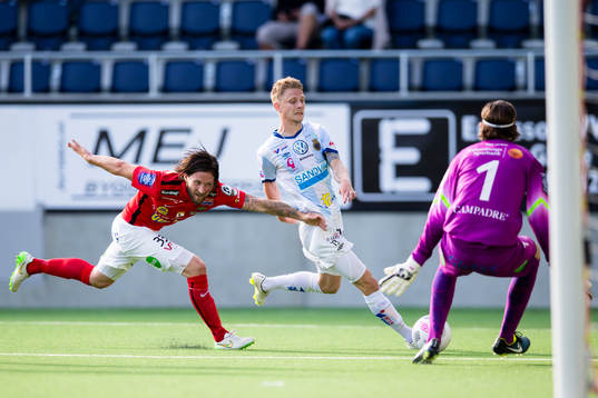Gefles Johan Bertilsson oroar framför Falkenbergs målvakt