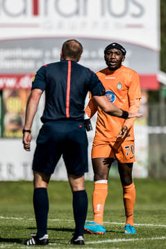 Athletics Chidi Omeje pratar med domare Patrik Eriksson
