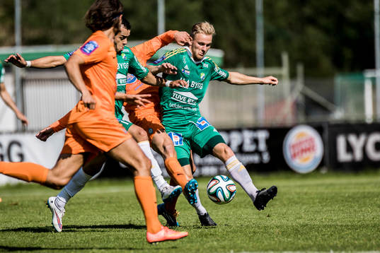 Ljungskiles Ahmed El Amrani och Niclas Andersén  kämpar