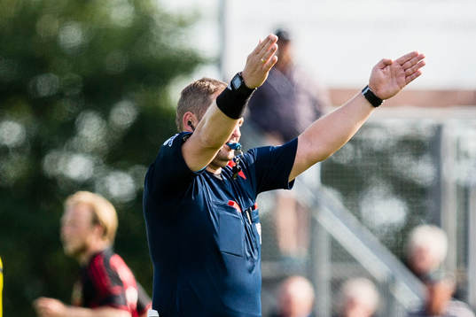 Domaren Lars Müller signalerar för byte