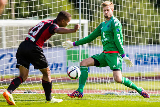 Brommapojkarnas Seth Hellberg skjuter på Ängelholms