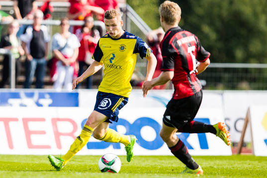 Ängelholms Piotr Johansson med bollen