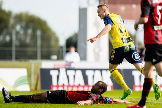 Ängelholms Piotr Johansson firar sitt mål samtidigt som