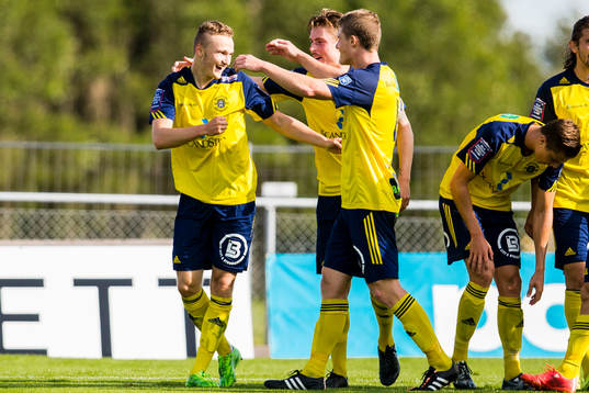 Ängelholms Piotr Johansson jublar över sitt mål