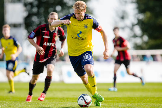 Ängelholms Fredrik Karlsson med bollen