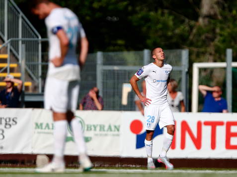 Malmö FFs Nikola Djurjic ser ut att ha ont