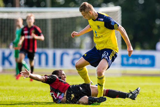 Brommapojkarnas Serge-Junior Martinsson Ngouali försöker