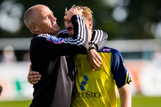 Ängelholms assisterande tränare Magnus Arvidsson firar