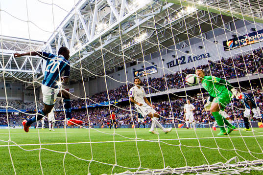 Djurgårdens Sam Johnson gör 1-0 bakom Häckens målvakt