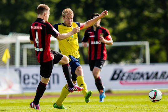 Brommapojkarnas Jacob Une Larsson petar undan bollen