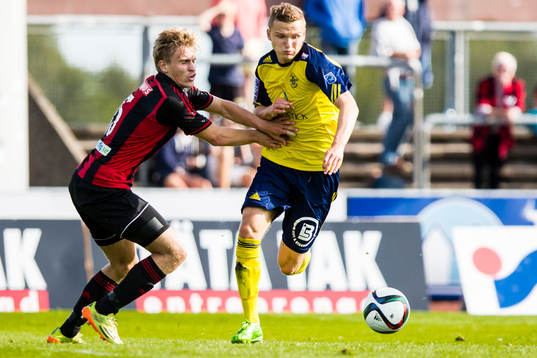 Brommapojkarnas Jonathan Augustinsson försöker stoppa