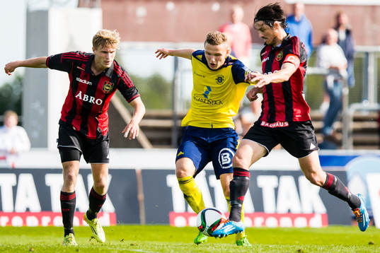 Ängelholms Piotr Johansson försöker ta sig förbi två