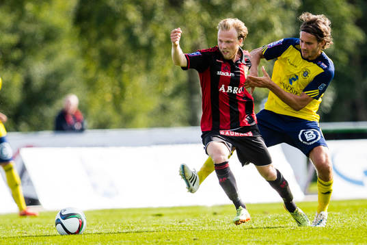 Brommapojkarnas Pontus Åsbrink blir stoppad av Ängelholms
