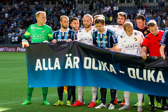 Djurgårdens och Häckens spelare ställer upp sig bakom en
