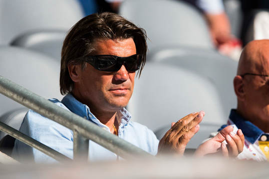 Djurgårdens sportchef Bosse Andersson applåderar på