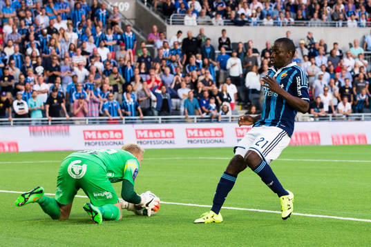 Häckens målvakt Peter Abrahamsson tar hand om bollen