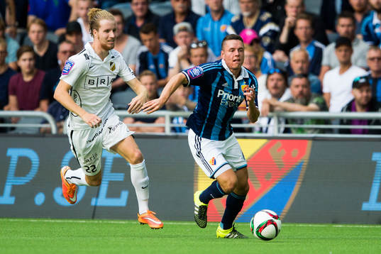 Häckens Samuel Gustafson jagar Djurgårdens Kerim Mrabti